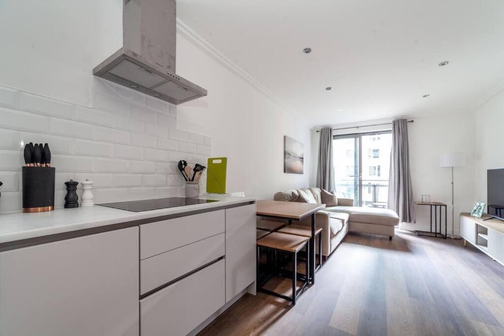 Cozy & Stylish 2-bed Flat In Trentham Ct, Appartement Londres