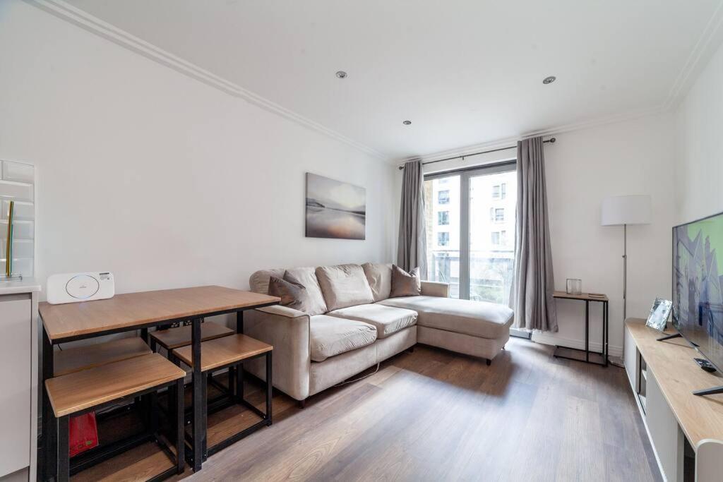 Cozy & Stylish 2-bed Flat In Trentham Ct, Appartement Londres